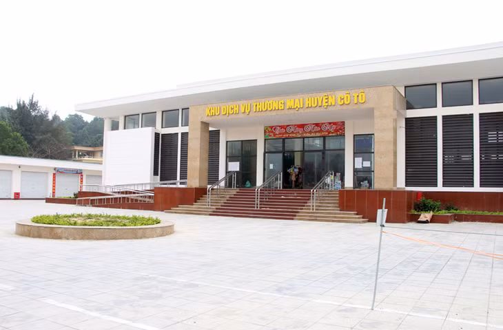 Khu dịch vụ thương mại huyện Cô Tô khang trang đi vào hoạt động, phục vụ tốt nhu cầu người dân và du khách trên đảo Cô Tô.