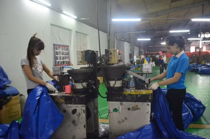 Sản xuất bạt tại Công ty TNHH Vinanewtarp Việt Nam.