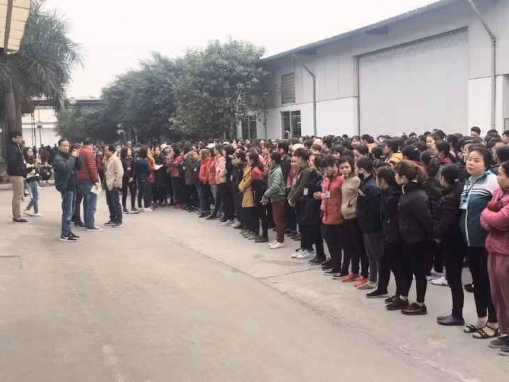 Công nhân tập trung yêu cầu Công ty giải quyết những đề nghị của người lao động.