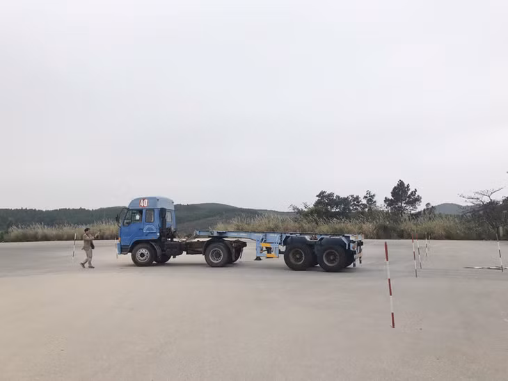 Các học viên thực hành điều khiển phương tiện trên sa hình 