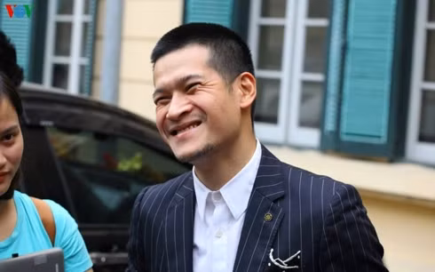  Đạo diễn Việt Tú vui mừng sau phiên tòa. (Ảnh: Trọng Phú)