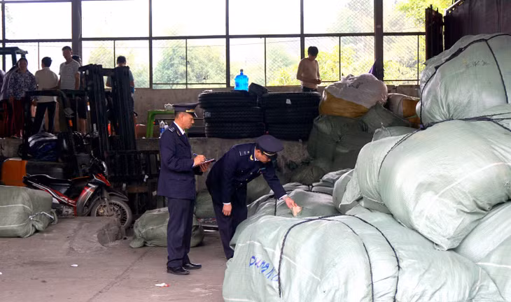 Hải quan Hoành Mô kiểm tra, giám sát chặt chẽ hàng hóa qua cửa khẩu.