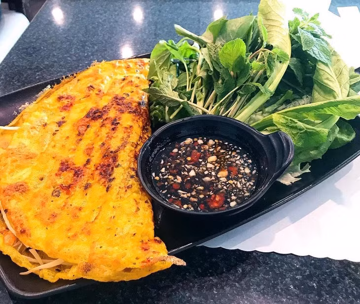 Bánh xèo: Bánh xèo từng là một trong hai thực phẩm Việt được chọn xuất hiện tại đại hội ẩm thực đường phố thế giới năm 2016 ở Manila, Philippines, thuộc top món ăn đường phố yêu thích nhất năm 2016 và tiếp tục lọt vào danh sách ẩm thực hấp dẫn năm 2017 trên trang CNN. Bánh xèo luôn là lựa chọn hàng đầu của du khách khi ghé thăm Việt Nam. Ảnh: Xxxtine.