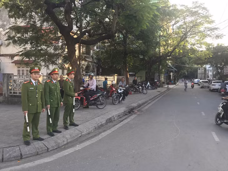 Công an phường Hồng Gai thường xuyên bố trí lực lượng để đảm bảo ATGT vào giờ cao điểm khi học sinh Tiểu học,-THCS Hạ Long tan trường
