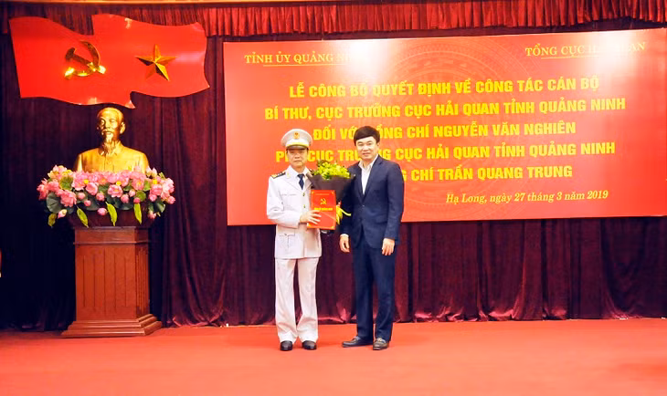 Phó Bí thư Tỉnh ủy Ngô Hoàng Ngân trao Quyết định chuẩn y Bí thư Đảng ủy Cục Hải quan Quảng Ninh cho Cục trưởng Cục Hải quan Quảng Ninh Nguyễn Văn Nghiên.
