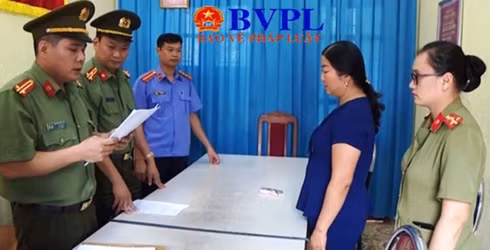 Công bố Quyết định khởi tố bị can với Cầm Thị Bun Sọn. Ảnh: CA Sơn La cung cấp .