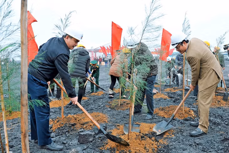 Công tác hoàn nguyên các bãi thải cũng được lãnh đạo tập đoàn than và các doanh nghiệp chú trọng.