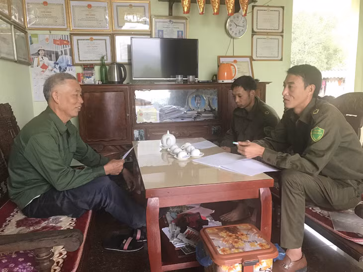 Ông Tằng Sinh Pẩu (bên trái) đang bàn với lực lượng công an xã về cách tuyên truyền pháp luật cho người dân 