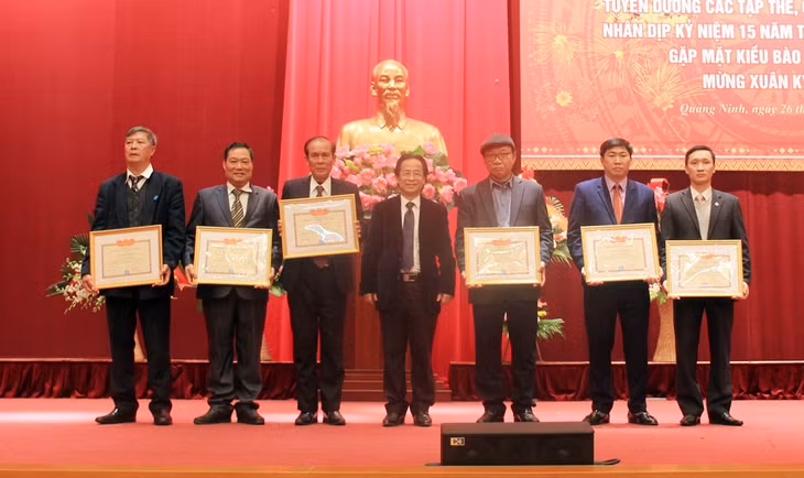 Nhiều tập thể, cá nhân trong Hội Thân nhân Việt Kiều tỉnh Quảng Ninh có nhiều đóng góp đảm bảo an sinh xã hội trên địa bàn đã được tuyên dương, khen thưởng. Ảnh: Đơn vị cung cấp