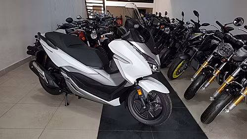 Honda Forza 300 nhập khẩu Italy tại một showroom ở quận Bình Thạnh, TP HCM.