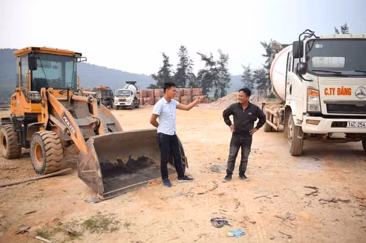 Trong công ty của anh Khoa (bên trái) mọi người đều hòa đồng bình đẳng