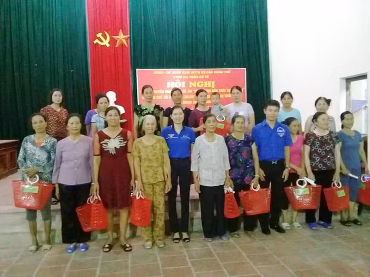 Huyện Đoàn Cô Tô phát miễn phí làn đi chợ cho người dân trên địa bàn