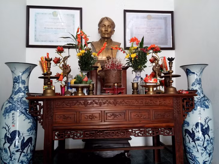 Tượng và ban thờ nhà văn, liệt sĩ Nam Cao tại nhà lưu niệm ông.