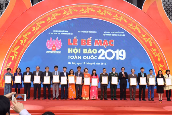 Ban tổ chức trao các giải thưởng chương trình phát thanh-truyền hình ấn tượng và gian trưng bày đẹp cho các cơ quan báo chí, trong đó có Cổng Thông tin điện tử Chính phủ và Báo điện tử Chính phủ. Ảnh: VGP/Nhật Bắc
