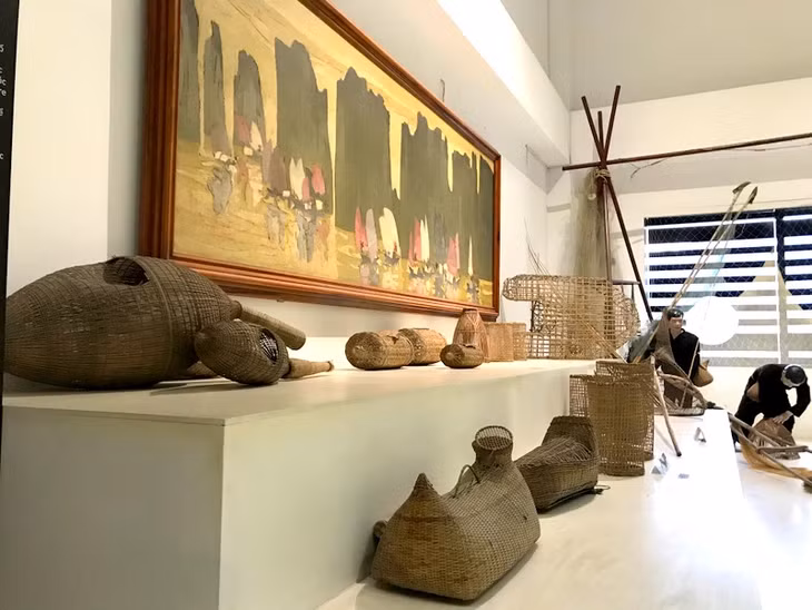 Tiếp đó là đến không gia trưng bày các loại ngư cụ