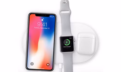 AirPower có thể sạc ba thiết bị cùng lúc, không phụ thuộc vị trí và thứ tự đặt.