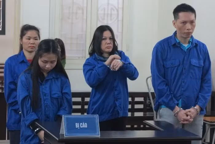 Các bị cáo phạm tội về ma túy bị đưa ra tòa xét xử.