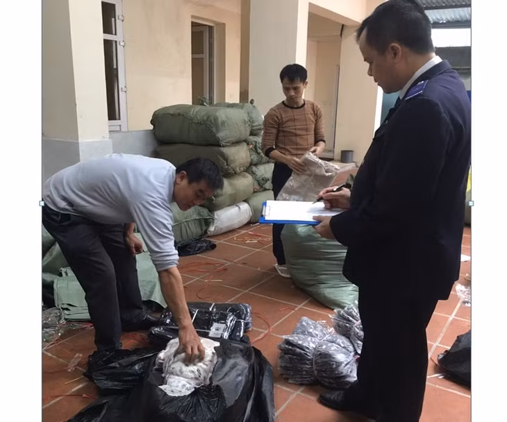 Kiểm đếm tang vật thu giữ.