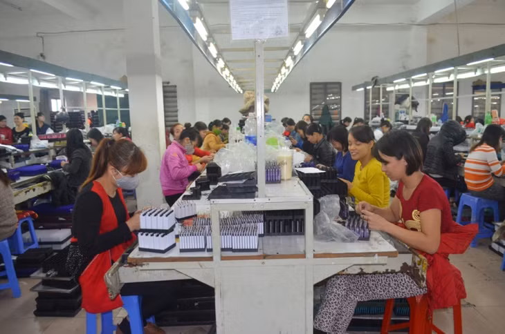 Sản xuất bật lửa tại Công ty TNHH điện tử Vạn Lực, KCN Cái Lân.