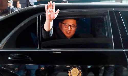 Lãnh đạo Triều Tiên Kim Jong-un di chuyển trên chiếc Mercedes S600 Pullman Guard sau khi rời hội nghị thượng đỉnh liên Triều tại biên giới hai nước hồi tháng 4/2018. Ảnh: AP.
