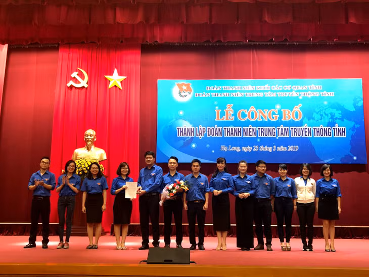 Đồng chí Vũ Duy Thành, Phó Bí thư Đoàn Thanh niên Khối các cơ quan tỉnh trao quyết định của BTV Đoàn Khối các cơ quan tỉnh về việc thành lập Đoàn thanh niên Trung tâm truyền thông tỉnh.