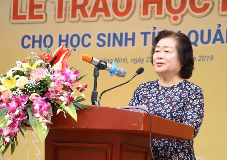 Đồng chí Trương Mỹ Hoa, nguyên Bí thư Trung ương Đảng, nguyên Phó Chủ tịch nước, Chủ tịch Quỹ học bổng Vừ A Dính phát biểu tại chương trình