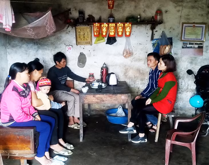 Cán bộ xã, thôn tuyên truyền chính sách, pháp luật về phòng, chống tệ nạn xã hội cho người dân thôn Khe O, xã Lục Hồn, huyện Bình Liêu.