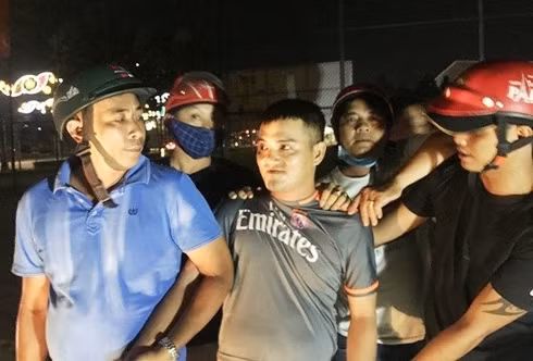  Đối tượng (không đội nón) bị 'hiệp sĩ' mời về công an làm việc