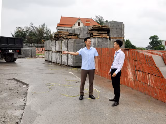 Cán bộ xã Đông Xá (Vân Đồn) xuống cơ sở tuyên truyền, vận động nhân dân phát triển kinh tế - xã hội.