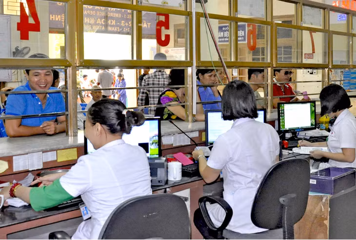Làm thủ tục nhập viện cho bệnh nhân BHYT tại Bệnh viện Đa khoa tỉnh.