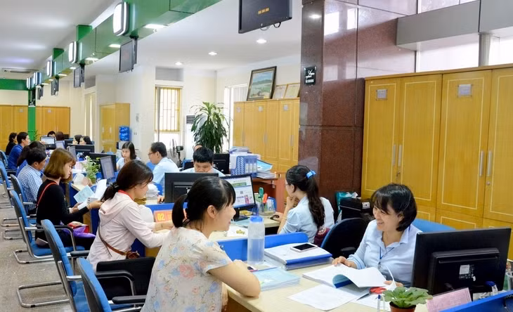 Mô hình Chính quyền điện tử đã và đang là dấu ấn nổi bật của Quảng Ninh trên con đường xây dựng thành phố thông minh.Trong ảnh: Cán bộ nhân viên Trung tâm Hành chính công tỉnh giải quyết thủ tục hành chính cho người dân.