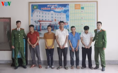  Các đối tượng bị bắt tại trụ sở công an.