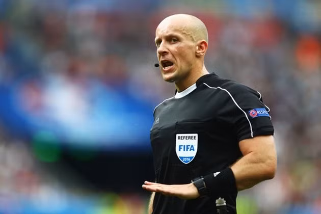  Szymon Marciniak sẽ cầm còi trong trận đấu giữa Barca và Lyon.