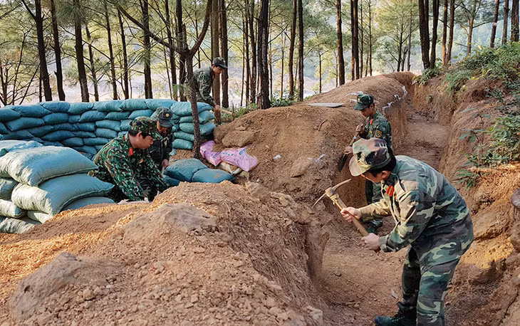Cán bộ, chiến sĩ Trung đoàn 244 củng cố công sự chiến đấu. Ảnh: Nguyễn Chiến