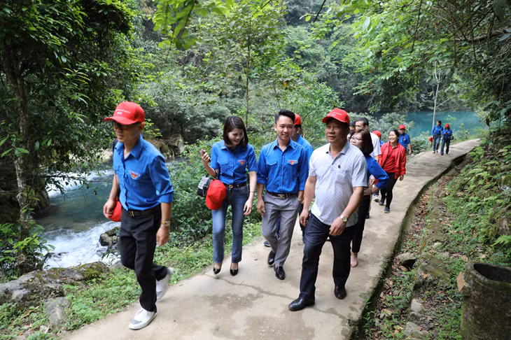Đoàn Trung tâm truyền thông tỉnh Quảng Ninh tham quan di tích lịch sử Pắc Pó. 