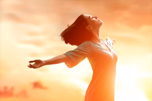 Ánh nắng mặt trời là nguồn cung cấp vitamin D tự nhiên.