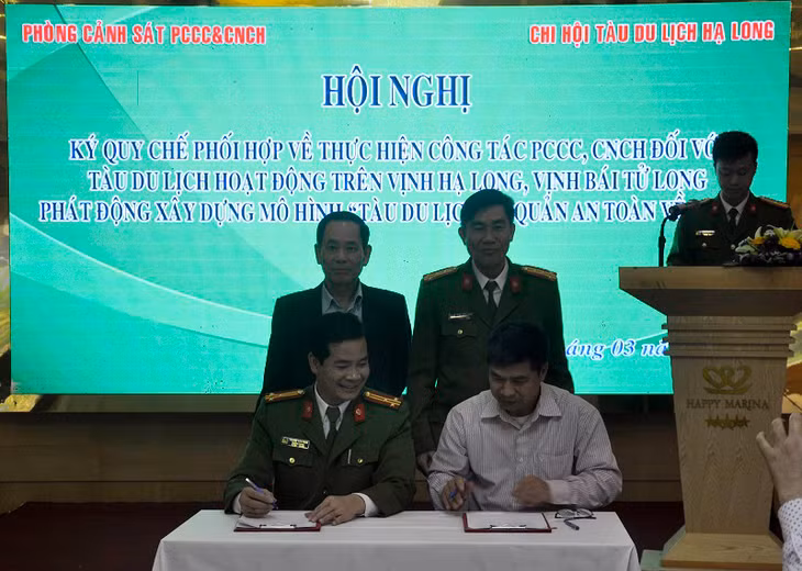 2 đơn vị ký Quy chế phối hợp trước sự chứng kiến của đại biểu dự hội nghị.