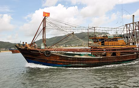 Tàu cá của Vân Đồn ra khơi đánh bắt.