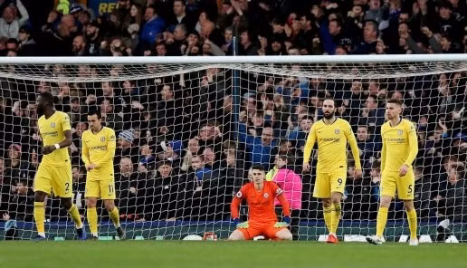 Hàng thủ mất sai lầm khiến Chelsea ôm hận.