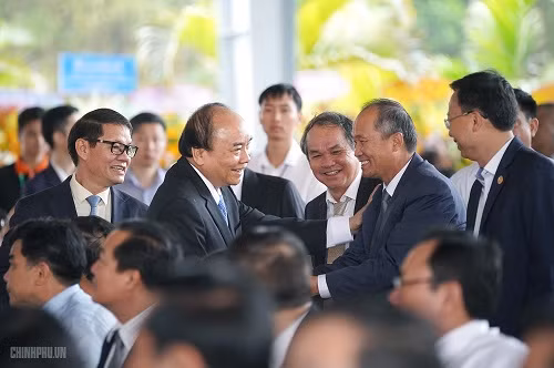 Thủ tướng khẳng định sẽ hết sức ủng hộ và hỗ trợ để các công ty nói chung và Công ty cổ phần ô tô Trường Hải nói riêng đầu tư hoàn thành các dự án. Ảnh VGP/Quang Hiếu
