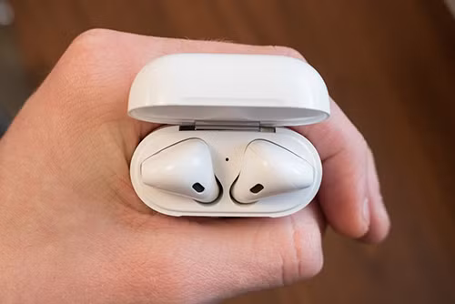 Những tai nghe không dây như AirPods có thể gây ung thư. Ảnh: Phonearena.
