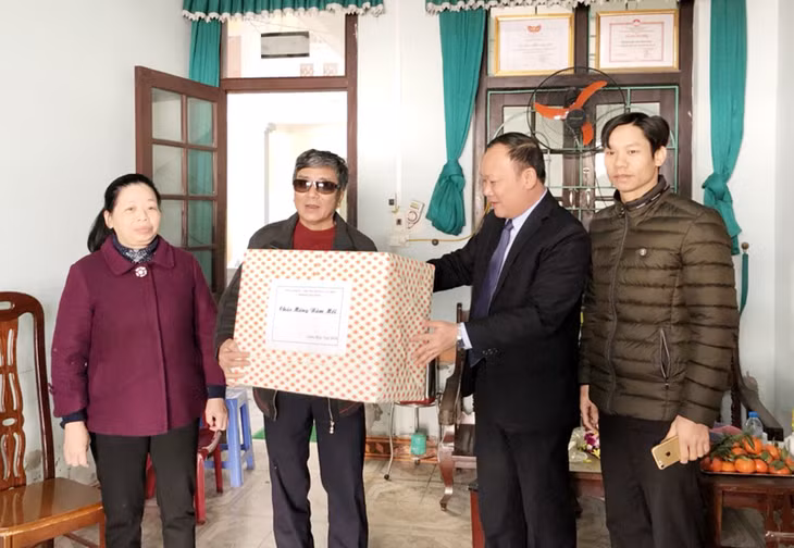 Trao quà Hội Người mù