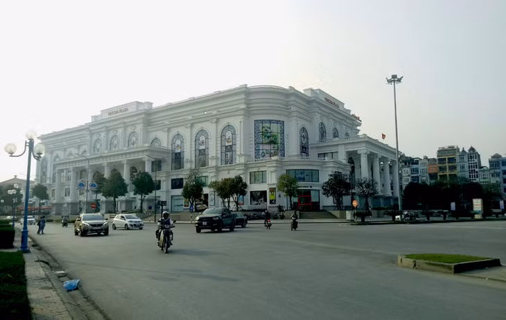 Trung tâm Thương mại Vincom center Hạ Long luôn thu hút lượng lớn người dân và khách du lịch đến mua sắm.