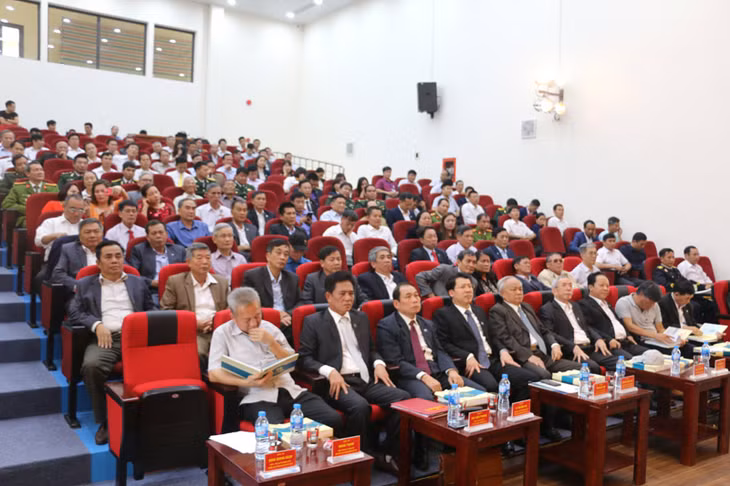 Các đại biểu dự Lễ kỷ niệm 25 năm Ngày thành lập huyện Cô Tô.