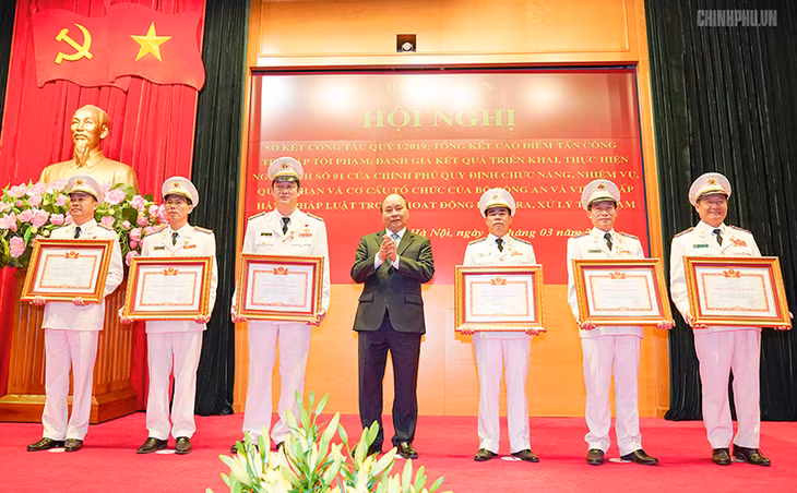 Thủ tướng trao danh hiệu chiến sĩ thi đua toàn quốc cho các cá nhân - Ảnh: VGP/Quang Hiếu 