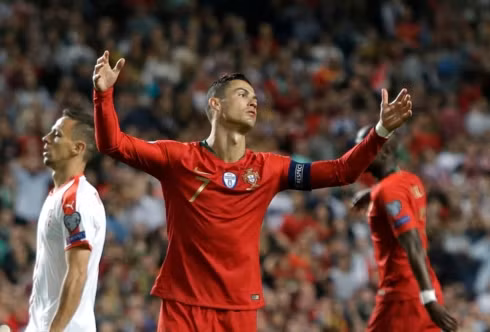  Ronaldo dính chấn thương bắp chân và phải bỏ dở trận đấu với Serbia. (Ảnh: AP).