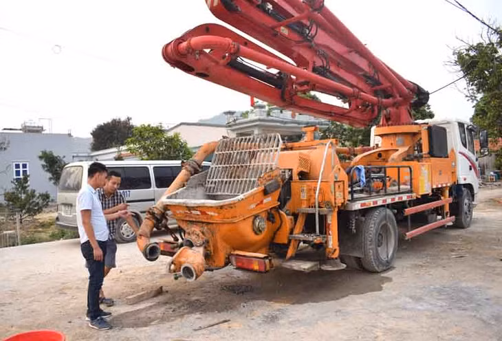 Tuy là giám đốc, nhưng anh Phạm Đức Khoa cũng vẫn làm viecj như các công nhân khác trong Công ty của mình