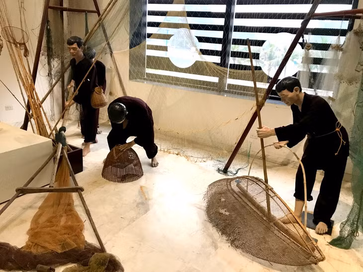 Mô hình tái hiện lại cảnh đánh bắt thủy hải sản của người dân Quảng Ninh bằng các ngư cụ từ mây, tre đan