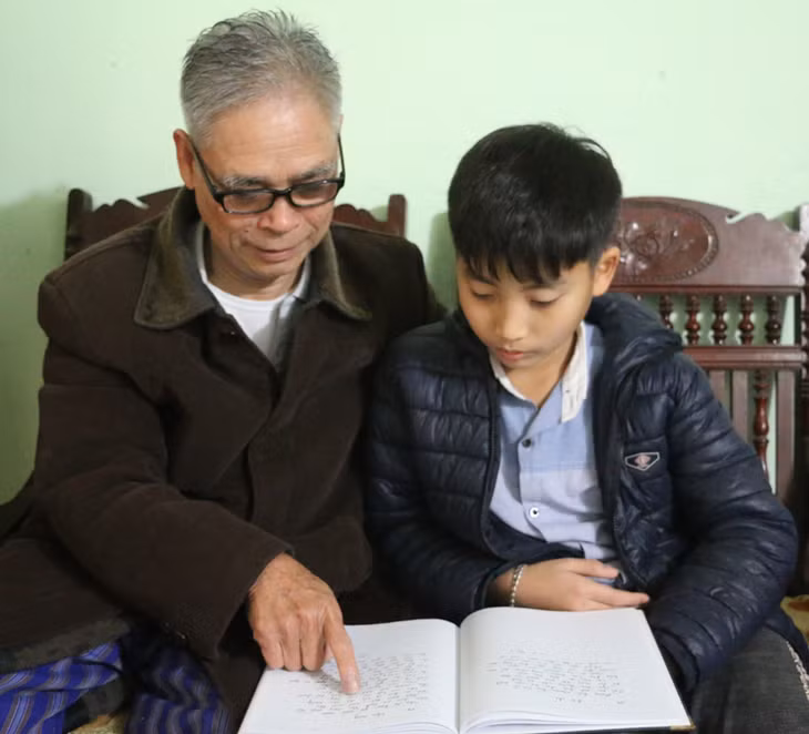 Thầy Tân dạy cháu học bài.