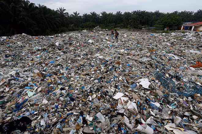 Rác thải nhựa bên ngoài một xưởng tái chế trái phép ở Jenjarom. ẢNH: REUTERS